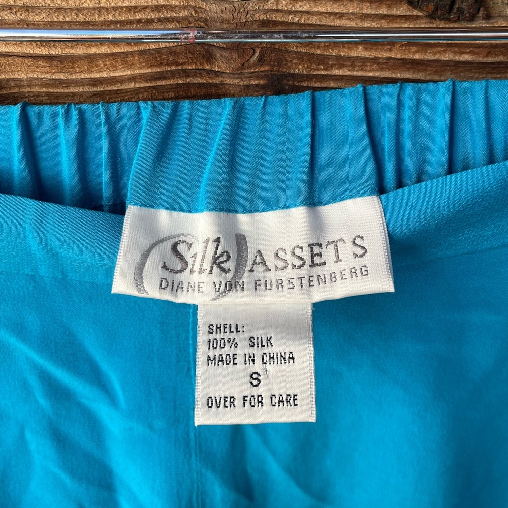 DIANE VON FURSTENBERG | Silk Assets 100% Silk Teal Blue & Lime Tulip 2-Piece Set - Picture 11 of 11